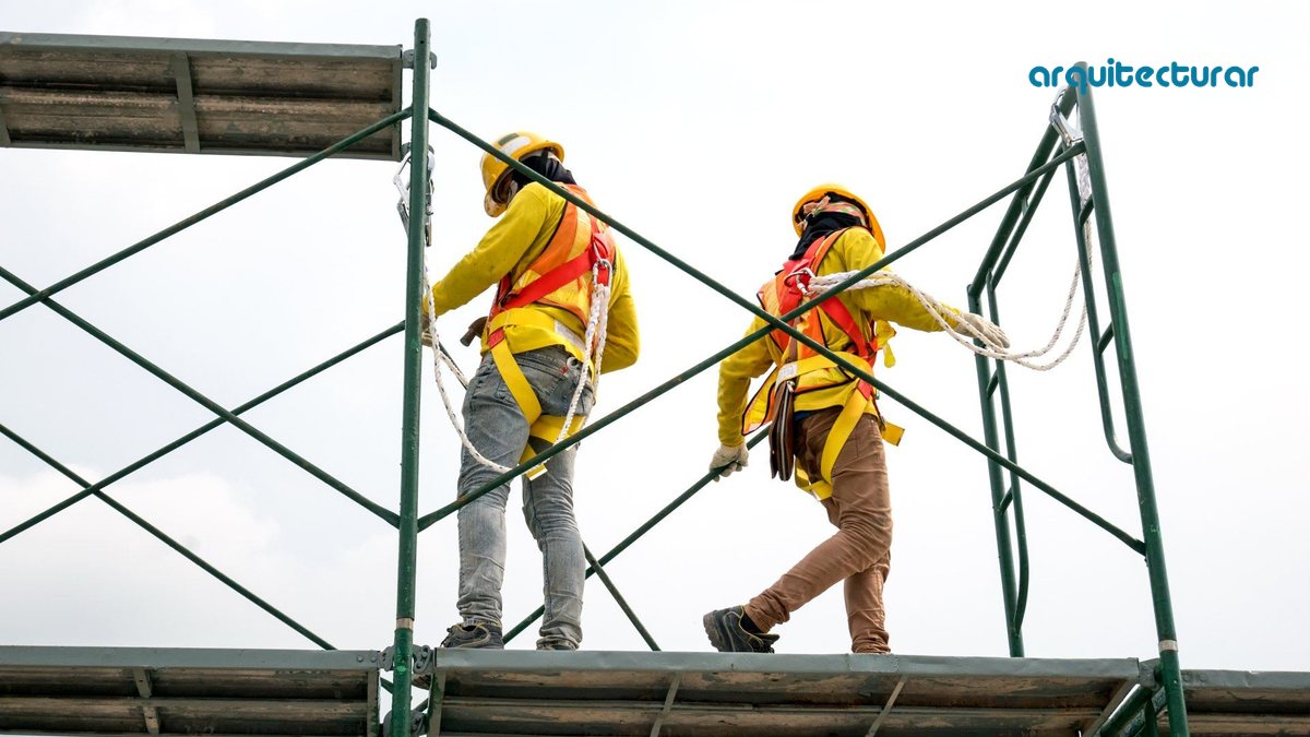 Andamios instalados en una obra