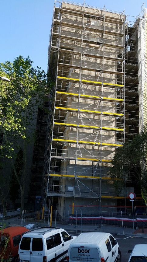 Trabajo con andamios en obra