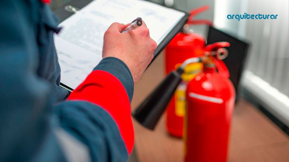 Técnico revisando extintores en una comunidad de propietarios