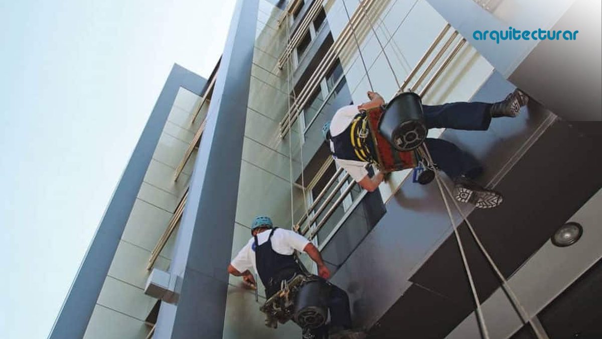 Trabajos de mantenimiento en una fachada ventilada