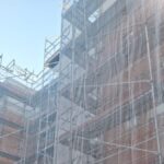 Edificio residencial en rehabilitación con andamios en Madrid