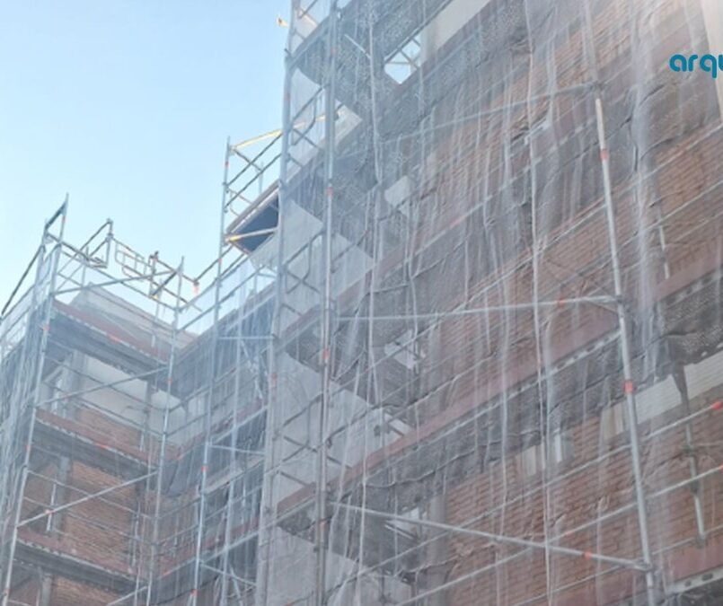 Edificio residencial en rehabilitación con andamios en Madrid