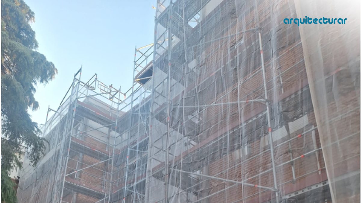 Edificio residencial en rehabilitación con andamios en Madrid