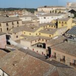 Vista urbana de cubiertas tradicionales en edificios