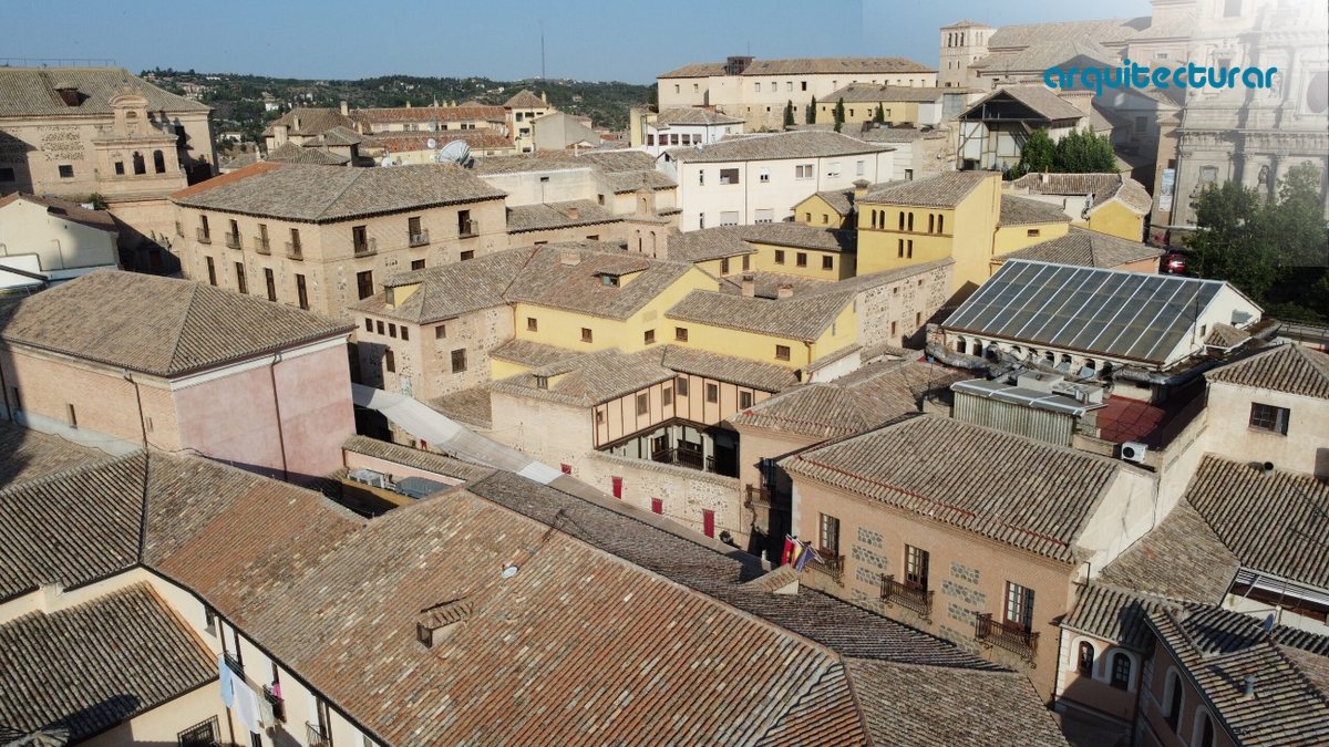 Vista urbana de cubiertas tradicionales en edificios