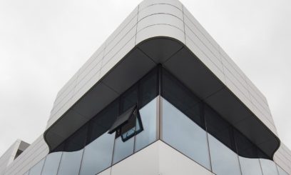 Fachada ventilada curva con paneles composite